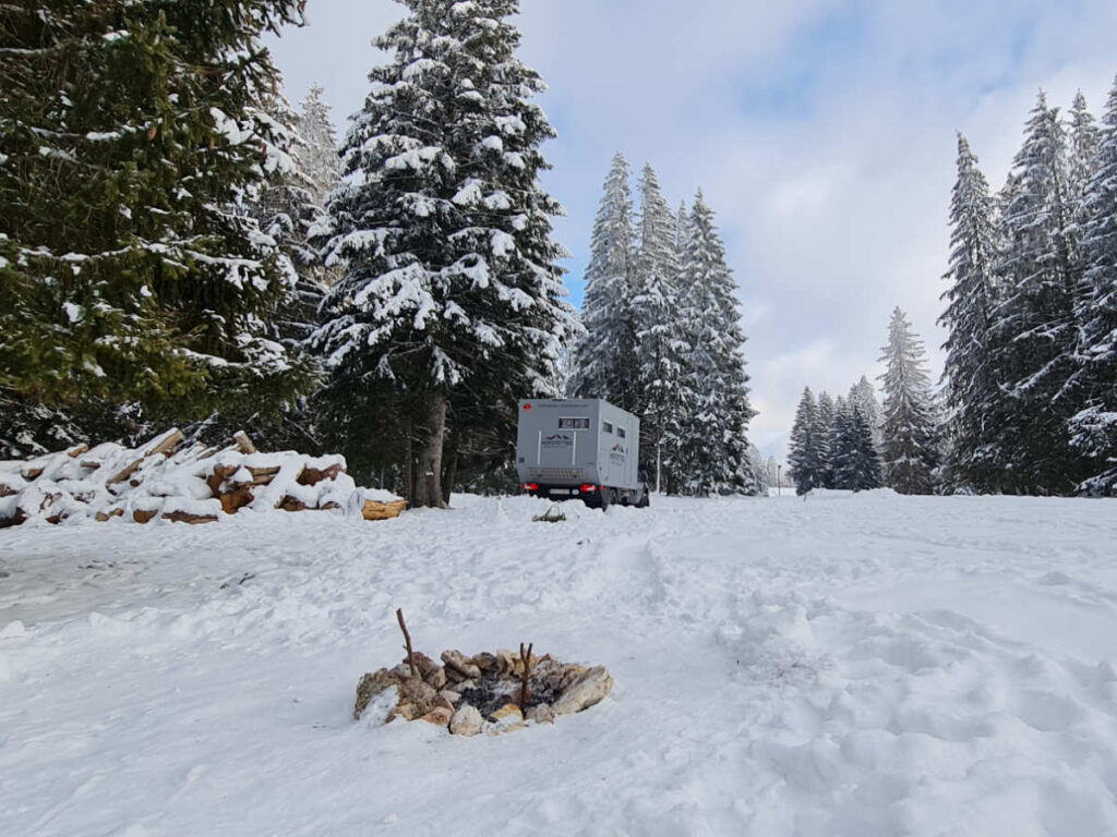 Camper im Schnee